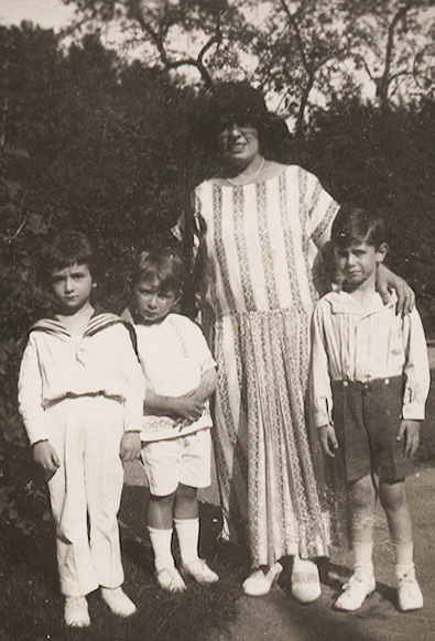 Uriel, Isy and Liska Mallah, Gisy. Godesberg, 1923