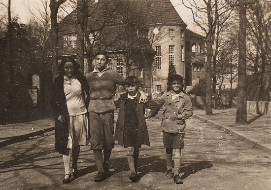 Lea, with Uriel and Gisy Abraham, and Willy Cornfeld. Berlin Grunenwald, 1928-1930