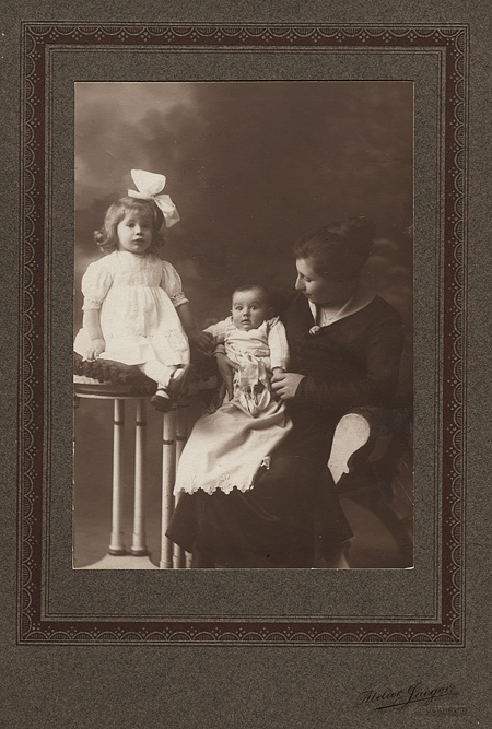Ronya with Gisi and Uly, Stockholm, 1919