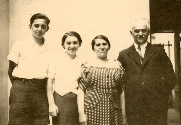 Leo, Frida, Yitzhak and Toni. Gera, August 15, 1937.