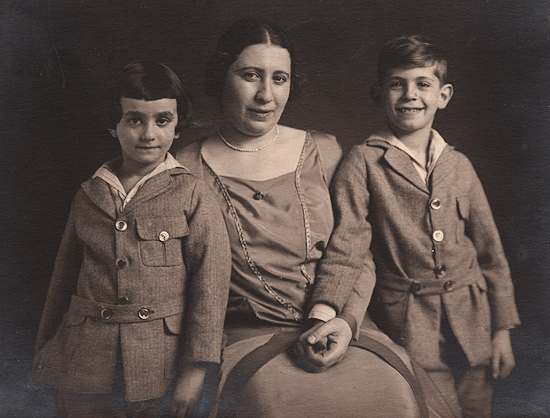 Uriel, Ronya and Gisy. Germany, 1925