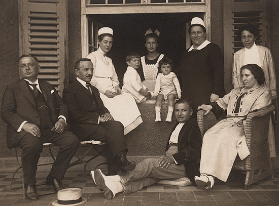 X, Ascher Mallah, Gisy, Elfriede, Uly, head nurse and Ronya. Thuringia, 1922.
