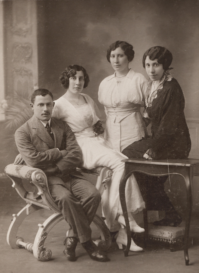 Israel with Bertha, Liska and Ronya in Constantinople - 1909